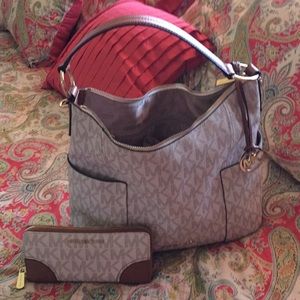 Michael Kors hobo bag and matching wallet 🎈❤️💕☀️
